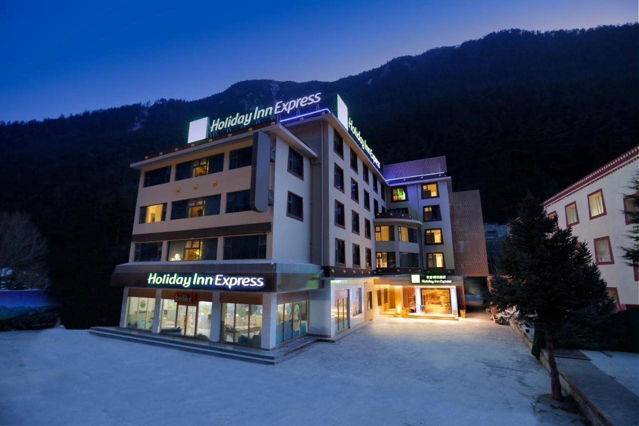 Holiday Inn Express Jiuzhaigou,Only 600 Meters To Jiuzhaigou Park By Ihg Kültér fotó