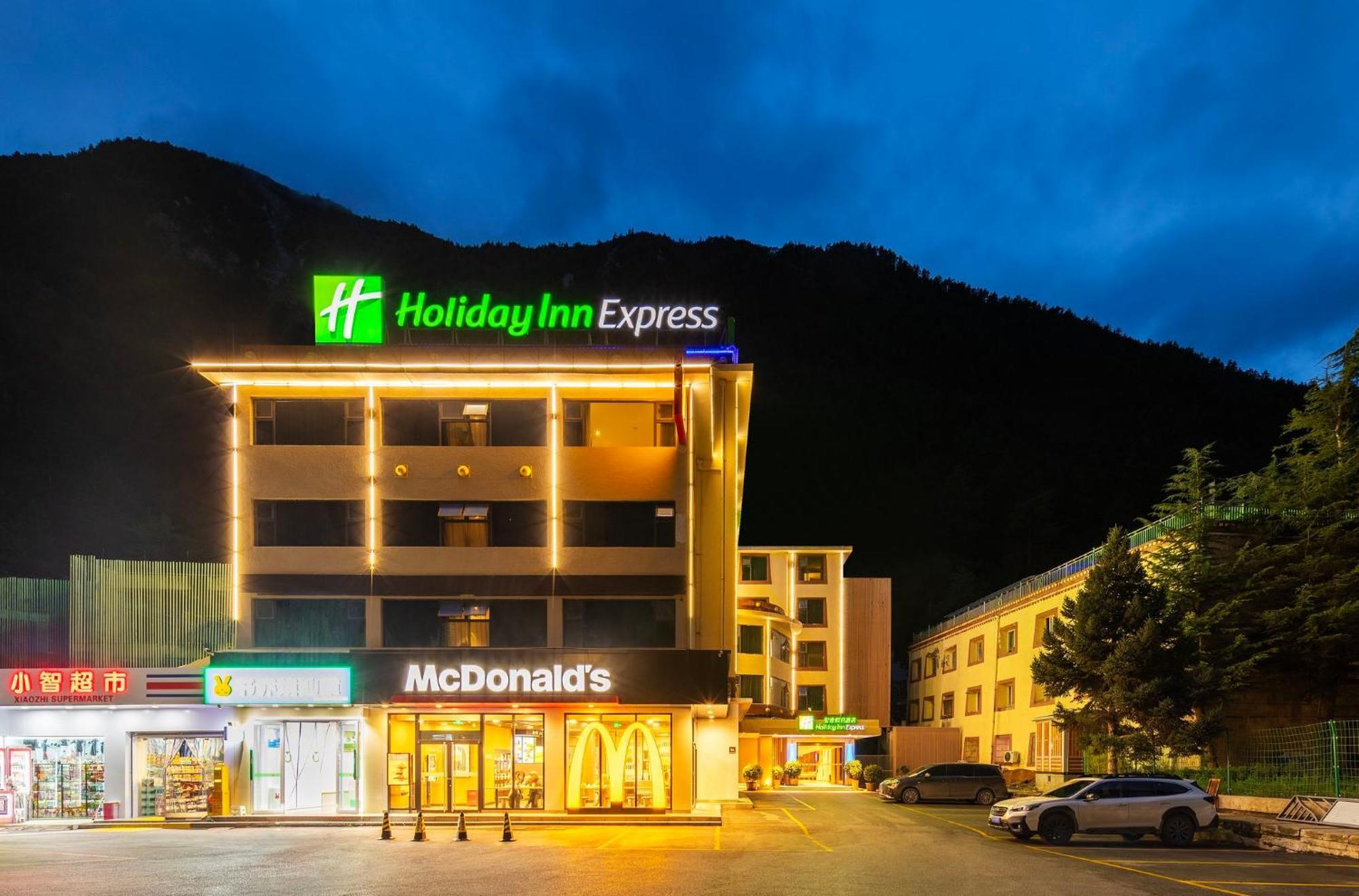 Holiday Inn Express Jiuzhaigou,Only 600 Meters To Jiuzhaigou Park By Ihg Kültér fotó