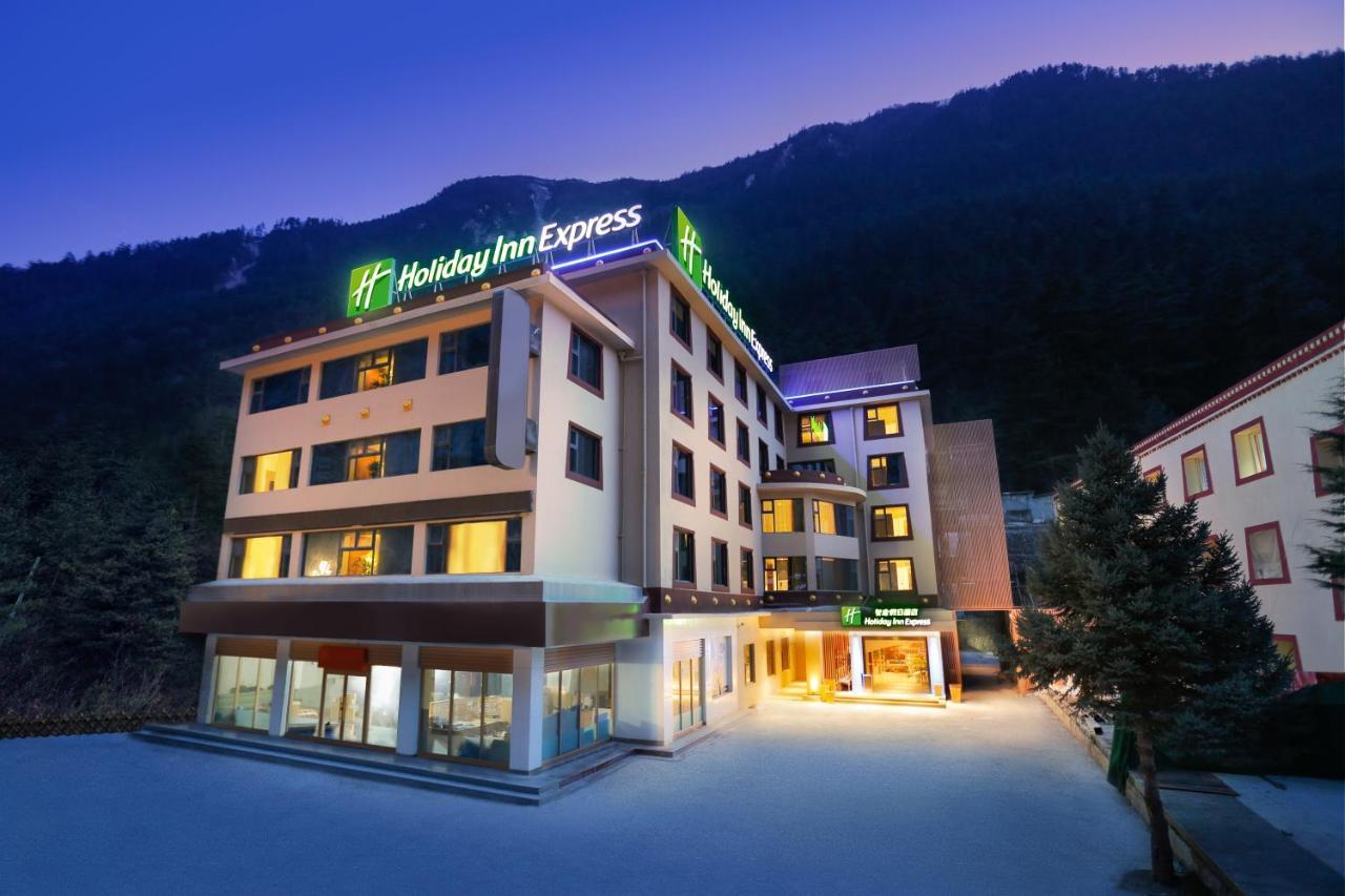 Holiday Inn Express Jiuzhaigou,Only 600 Meters To Jiuzhaigou Park By Ihg Kültér fotó